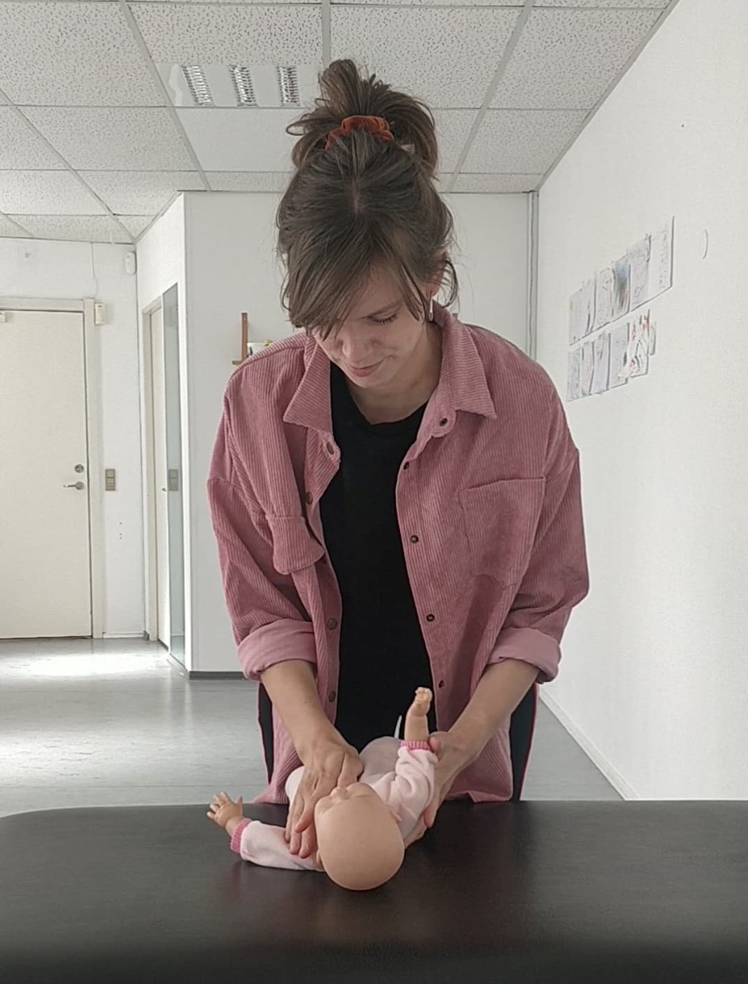 hvorfor du ikke skal træne kranløft med din baby