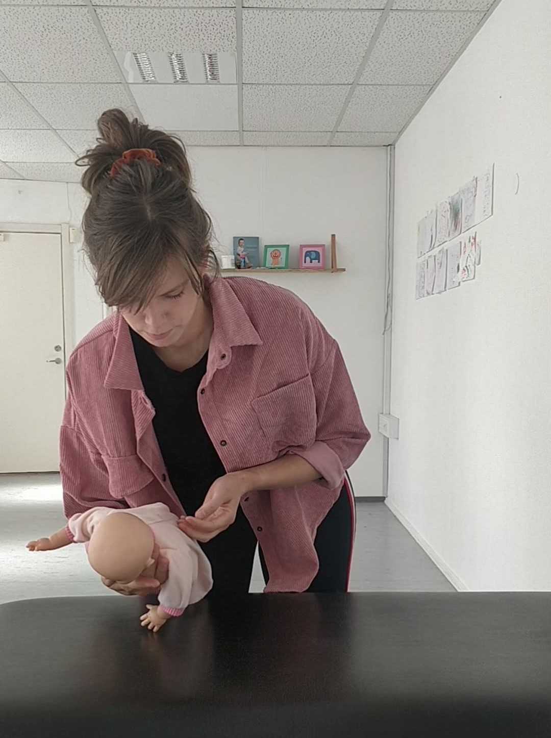 Sidelæns løft af baby som alternativ til kranløft