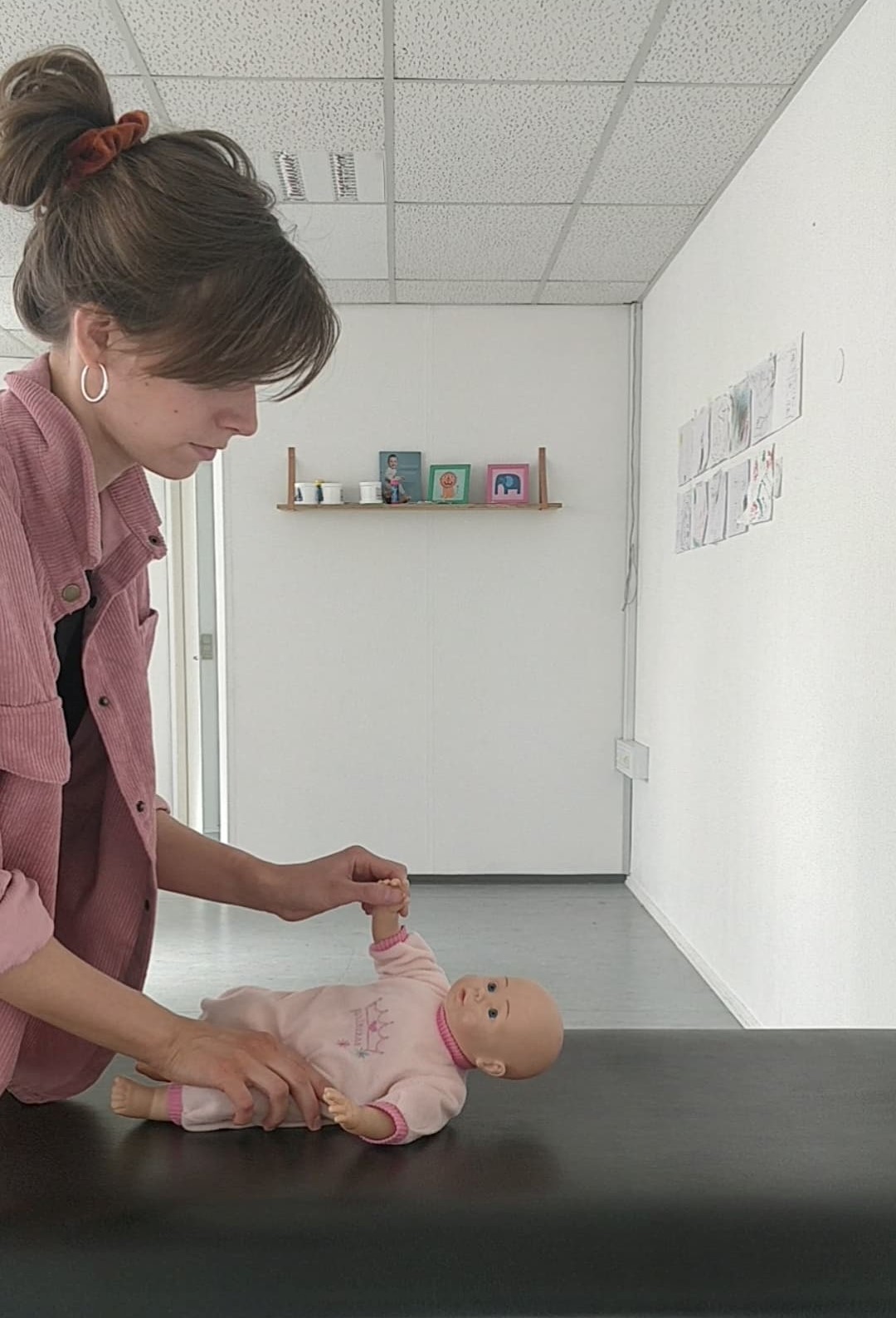 Instruktion af at løfte baby
